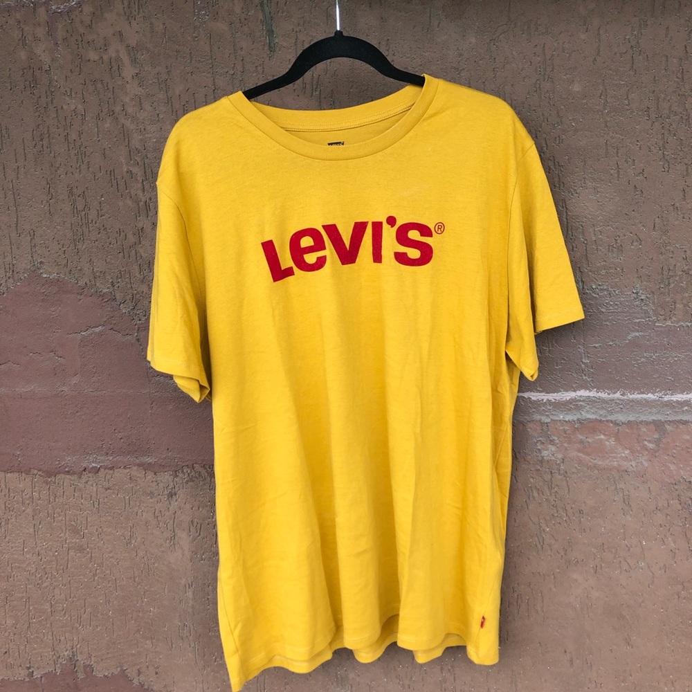 NWOT Levi’s Velvety Logo T-Short